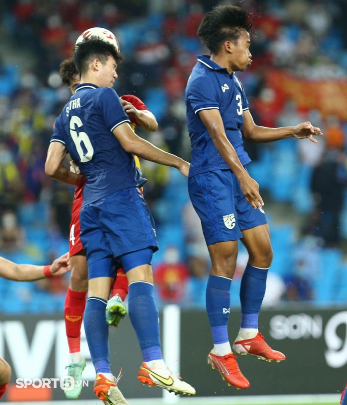 Bảo Toàn đánh đầu hạ gục thủ thành U23 Thái Lan mở tỉ cho U23 Việt Nam - Ảnh 3.