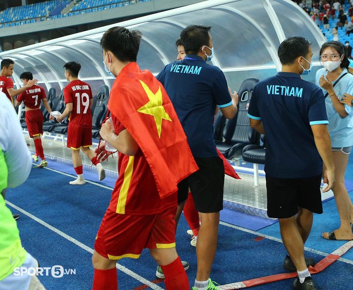 HLV Đinh Thế Nam lo lắng nhắc nhở U23 Việt Nam đeo khẩu trang khi CĐV tràn xuống sân - Ảnh 4.