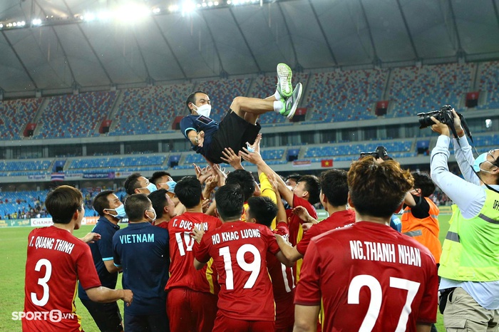 CĐV Việt Nam tràn xuống ăn mừng chức vô địch, đại náo sân quốc gia Campuchia - Ảnh 7.