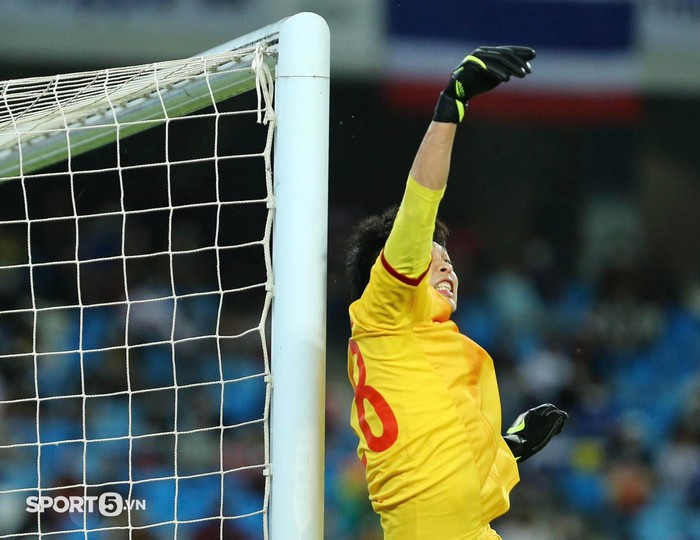 U23 Việt Nam liên tiếp gặp chấn thương nhưng vẫn kiên cường nén đau thi đấu - Ảnh 2.
