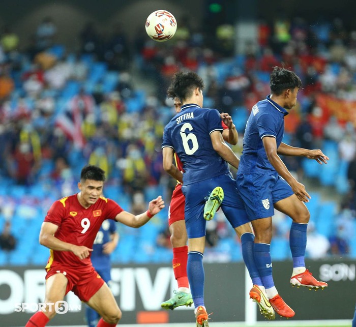 Bảo Toàn đánh đầu hạ gục thủ thành U23 Thái Lan mở tỉ cho U23 Việt Nam - Ảnh 2.