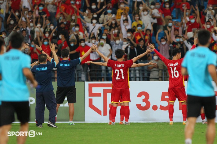 HLV Đinh Thế Nam lo lắng nhắc nhở U23 Việt Nam đeo khẩu trang khi CĐV tràn xuống sân ăn mừng - Ảnh 8.