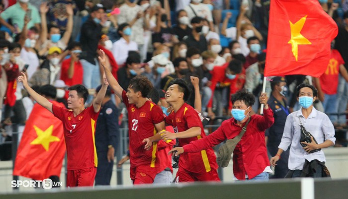 HLV Đinh Thế Nam lo lắng nhắc nhở U23 Việt Nam đeo khẩu trang khi CĐV tràn xuống sân ăn mừng - Ảnh 1.