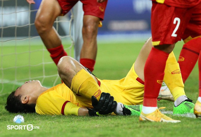 U23 Việt Nam liên tiếp gặp chấn thương nhưng vẫn kiên cường nén đau thi đấu - Ảnh 3.