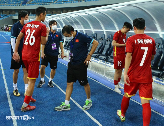 HLV Đinh Thế Nam lo lắng nhắc nhở U23 Việt Nam đeo khẩu trang khi CĐV tràn xuống sân - Ảnh 5.