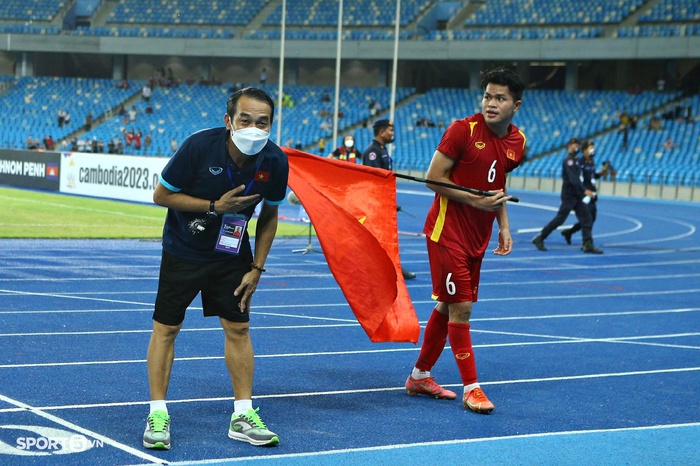 CĐV Việt Nam tràn xuống ăn mừng chức vô địch, đại náo sân quốc gia Campuchia - Ảnh 8.