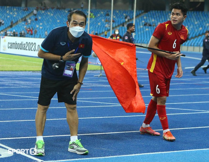 HLV Đinh Thế Nam lo lắng nhắc nhở U23 Việt Nam đeo khẩu trang khi CĐV tràn xuống sân ăn mừng - Ảnh 7.