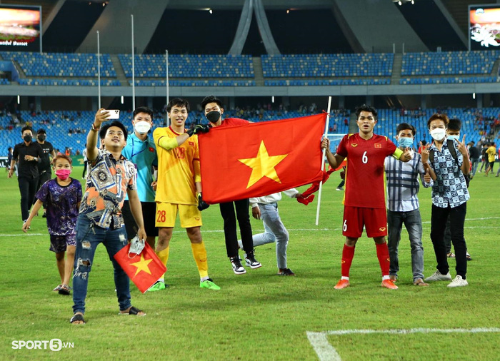CĐV Việt Nam tràn xuống ăn mừng chức vô địch, đại náo sân quốc gia Campuchia - Ảnh 2.