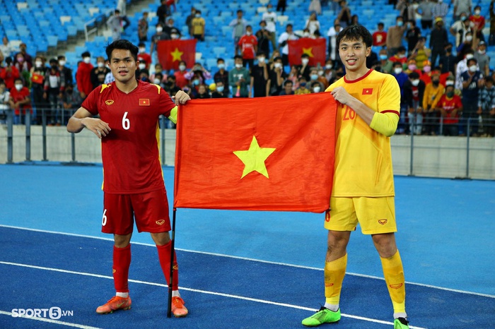 CĐV Việt Nam tràn xuống ăn mừng chức vô địch, đại náo sân quốc gia Campuchia - Ảnh 10.