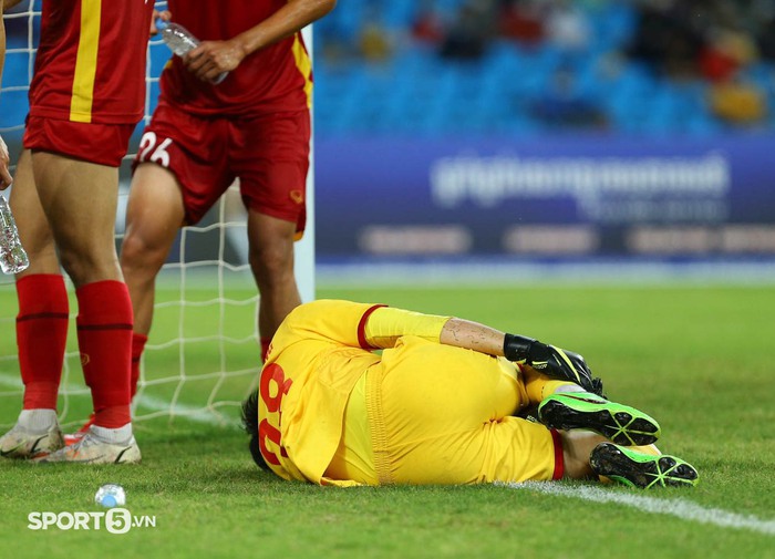 U23 Việt Nam liên tiếp gặp chấn thương nhưng vẫn kiên cường nén đau thi đấu - Ảnh 4.