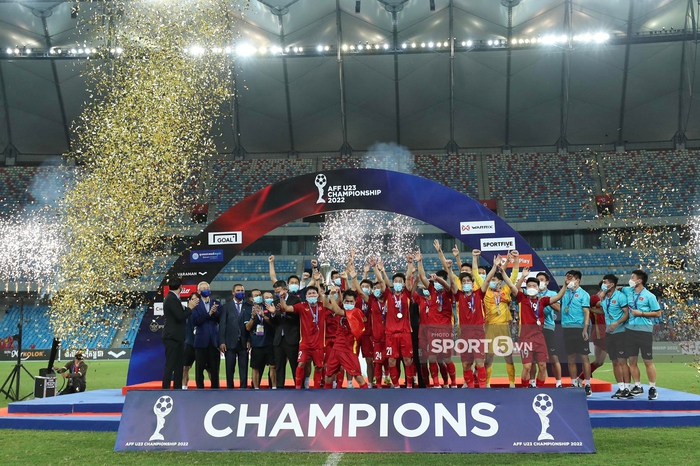 Khoảnh khắc U23 Việt Nam nâng cao cúp vô địch: Mọi nỗ lực đem về thành quả xứng đáng - Ảnh 1.