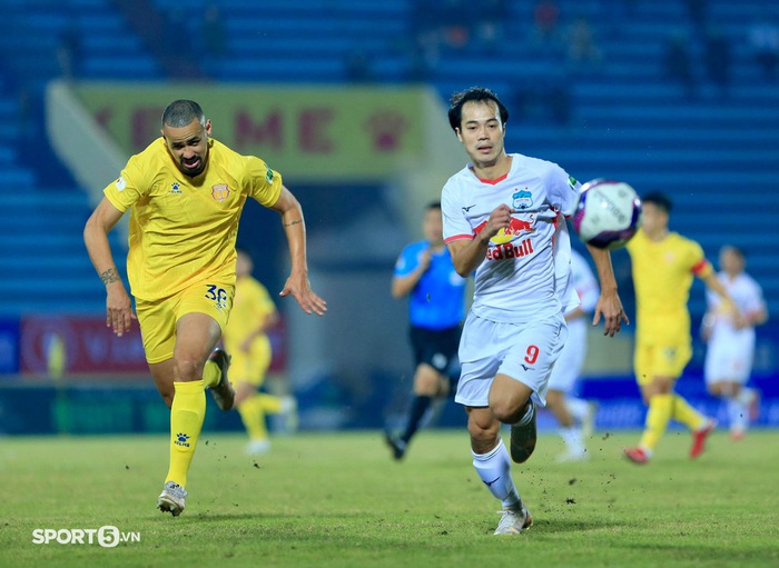 Cập nhật Nam Định 0-0 HAGL: Đội khách tạo ra nhiều cơ hội nguy hiểm - Ảnh 2.