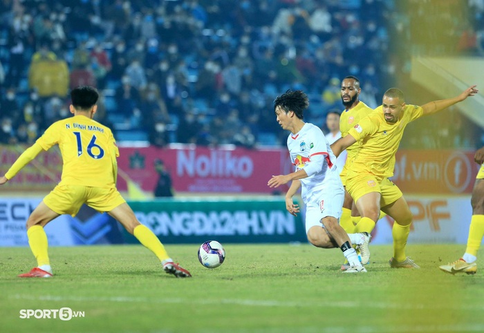 Cập nhật Nam Định 0-0 HAGL: Đội khách tạo ra nhiều cơ hội nguy hiểm - Ảnh 1.