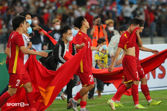 U23 Việt Nam vỡ oà cảm xúc khi giành ngôi vô địch U23 Đông Nam Á 2022 - Ảnh 8.