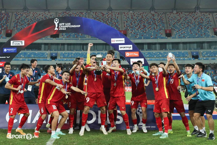 Khoảnh khắc U23 Việt Nam nâng cao cúp vô địch: Mọi nỗ lực đem về thành quả xứng đáng - Ảnh 2.