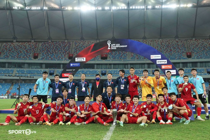 Khoảnh khắc U23 Việt Nam nâng cao cúp vô địch: Mọi nỗ lực đem về thành quả xứng đáng - Ảnh 3.