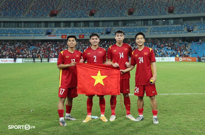Khoảnh khắc U23 Việt Nam nâng cao cúp vô địch: Mọi nỗ lực đem về thành quả xứng đáng - Ảnh 7.