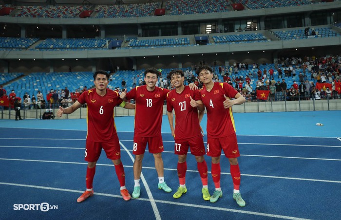 Khoảnh khắc U23 Việt Nam nâng cao cúp vô địch: Mọi nỗ lực đem về thành quả xứng đáng - Ảnh 8.