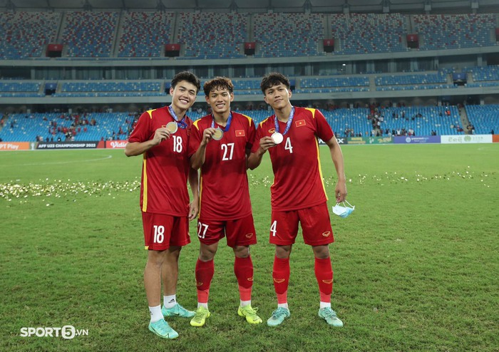Khoảnh khắc U23 Việt Nam nâng cao cúp vô địch: Mọi nỗ lực đem về thành quả xứng đáng - Ảnh 9.