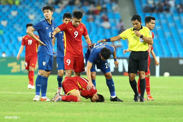 Trung phong U23 Việt Nam mặc áo &quot;lỗi&quot; khuấy đảo hàng thủ U23 Thái Lan - Ảnh 8.