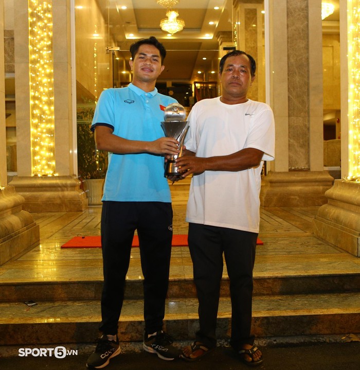 Cập nhật ĐT U23 Việt Nam mang cúp vô địch về nước: Đội được thưởng 3,7 tỷ đồng - Ảnh 2.