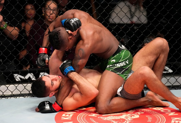 Hiện tượng Terrance McKinney giành chiến thắng áp đảo ở UFC, lần thứ 5 liên tiếp hạ đối thủ ở hiệp đầu tiên - Ảnh 2.