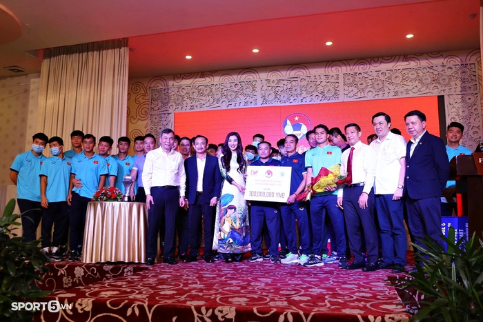 U23 Việt Nam rạng rỡ trong lễ mừng công tại TP.HCM, nhận thưởng nhiều tỷ đồng  - Ảnh 5.