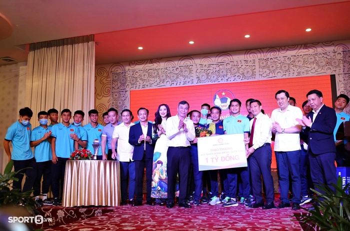 U23 Việt Nam rạng rỡ trong lễ mừng công tại TP.HCM, nhận thưởng nhiều tỷ đồng  - Ảnh 7.