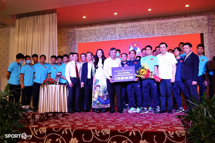 U23 Việt Nam rạng rỡ trong lễ mừng công tại TP.HCM, nhận thưởng nhiều tỷ đồng  - Ảnh 6.