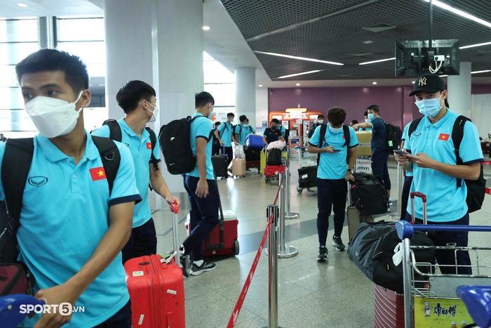 Cập nhật ĐT U23 Việt Nam mang cúp vô địch về nước: Đội đã đến sân bay làm thủ tục - Ảnh 3.