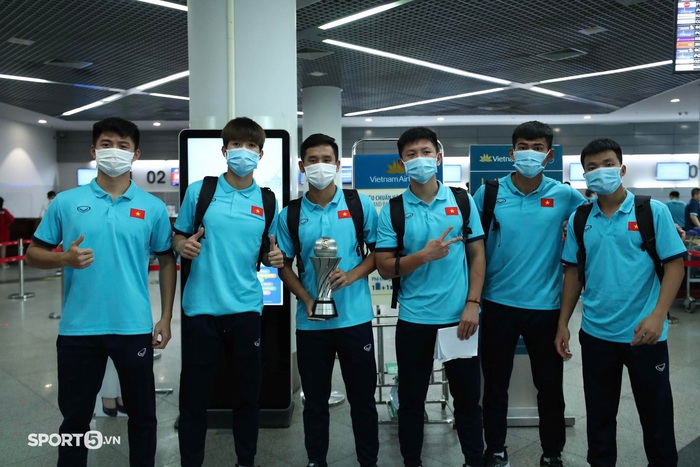 Cập nhật ĐT U23 Việt Nam về nước sau khi vô địch U23 Đông Nam Á: Đội đã đến sân bay làm thủ tục - Ảnh 1.