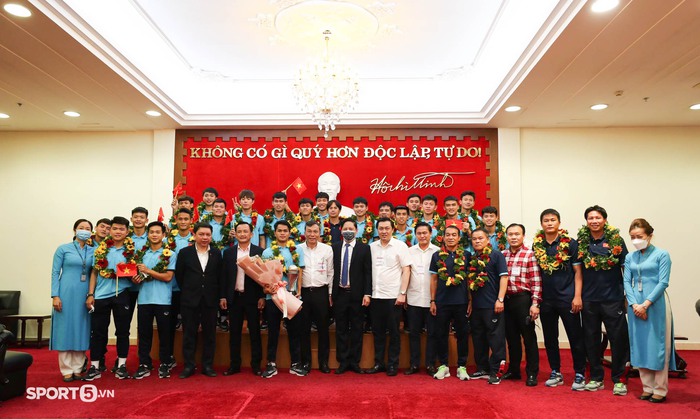 Cập nhật ĐT U23 Việt Nam mang cúp vô địch về nước: Các cầu thủ được lãnh đạo VFF chào đón trọng thị - Ảnh 1.