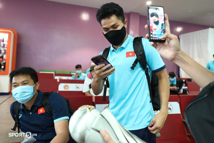 Cập nhật ĐT U23 Việt Nam mang cúp vô địch về nước: Đội đã đến sân bay làm thủ tục - Ảnh 1.