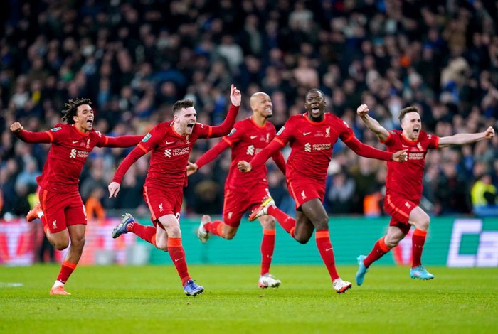 Liverpool lập hàng loạt kỷ lục sau màn &quot;đấu súng&quot; nghẹt thở trước Chelsea ở chung kết cúp Liên đoàn - Ảnh 1.