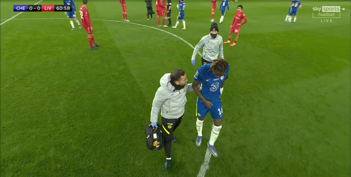 Sao Liverpool phi gầm giày trúng chỗ hiểm của cầu thủ Chelsea, khiến đối phương vừa tập tễnh vừa... lấy tay nắm bộ phận nhạy cảm - Ảnh 4.