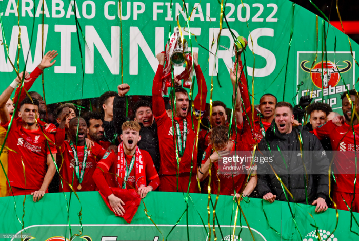 Loạt hành động thiếu văn minh của hậu vệ Liverpool khi ăn mừng Carabao Cup - Ảnh 4.