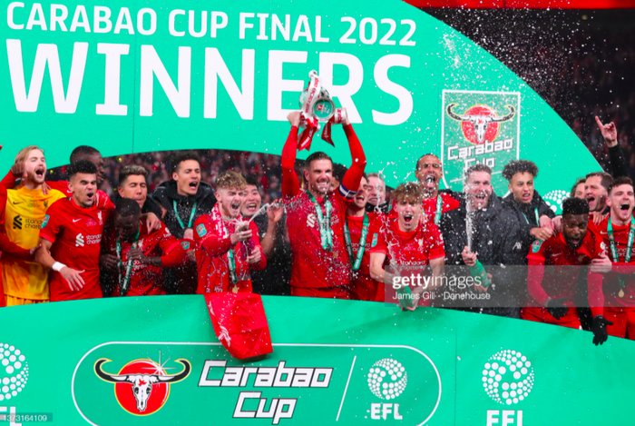 Loạt hành động thiếu văn minh của hậu vệ Liverpool khi ăn mừng Carabao Cup - Ảnh 5.