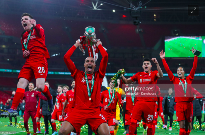 Loạt hành động thiếu văn minh của hậu vệ Liverpool khi ăn mừng Carabao Cup - Ảnh 6.