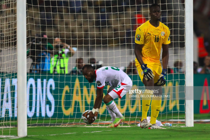 Hậu vệ Burkina Faso trượt chân như bán độ, giúp Senegal vào chung kết Cúp châu Phi - Ảnh 5.