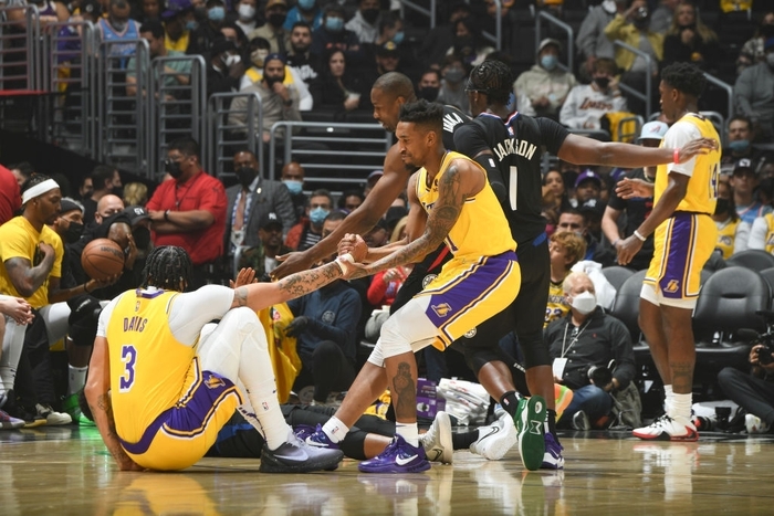 Lakers nhận thất bại đáng tiếc sau 3 phút căng thẳng nhất lịch sử derby thành Los Angeles - Ảnh 1.