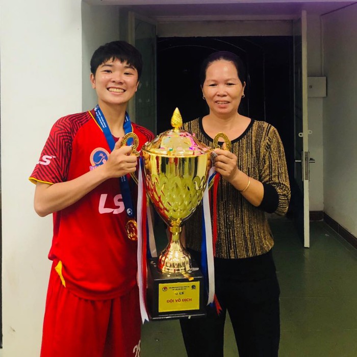 Gia đình - điểm tựa viết tiếp lịch sử: Mẹ tuyển thủ nữ Việt Nam mong con chiến thắng trở về và giành vé dự World Cup 2023 - Ảnh 1.