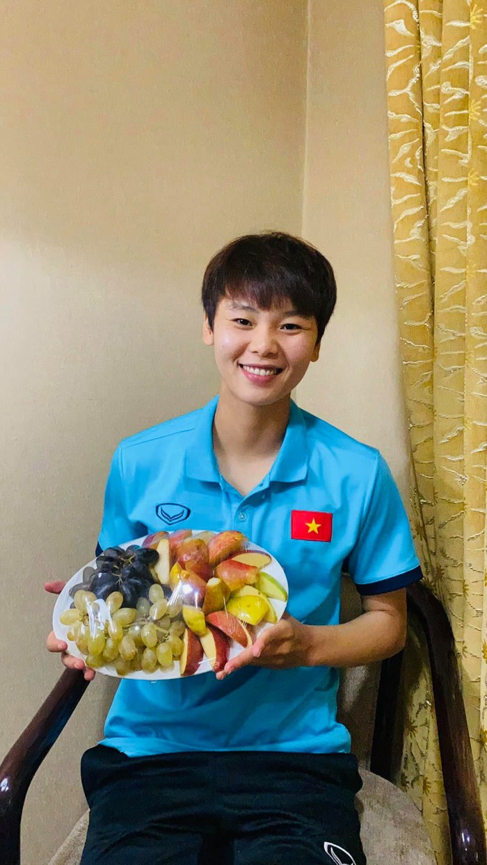 Tiền đạo Phạm Hải Yến sinh năm 1944 ở Thường Tín, hiện đang thi đấu cho CLB nữ Hà Nội. Link FB: https://www.facebook.com/vdvhaiyen