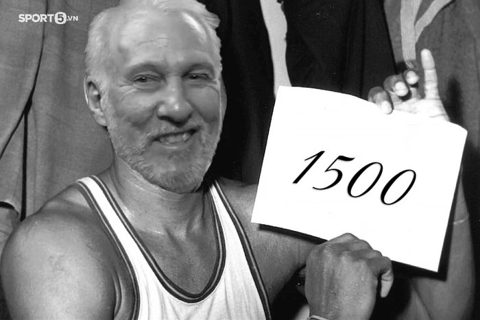 Cột mốc 1500 chiến thắng duy nhất trong lịch sử NBA gọi tên HLV Gregg Popovich - Ảnh 1.