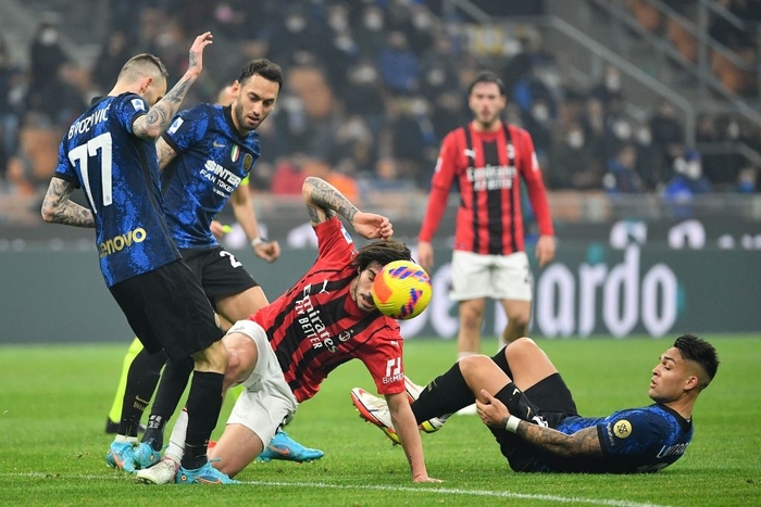 Giroud lập cú đúp, AC Milan níu chân Inter trong cuộc đua đến ngôi vô địch Serie A - Ảnh 3.