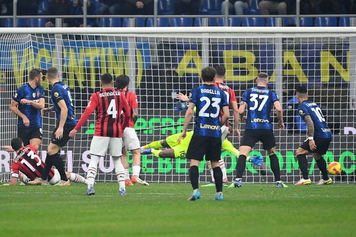 Giroud lập cú đúp, AC Milan níu chân Inter trong cuộc đua đến ngôi vô địch Serie A - Ảnh 4.