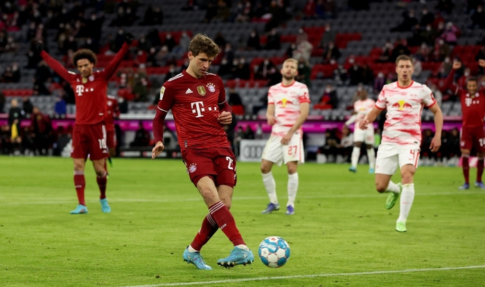 Bayern Munich xây chắc ngôi đầu Bundesliga sau màn rượt đuổi tỷ số kịch tích - Ảnh 2.