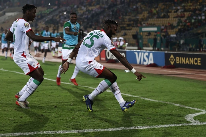 Cameroon lội ngược dòng khó tin tại Cúp châu Phi dù bị dẫn 3 bàn đến phút 70 - Ảnh 2.
