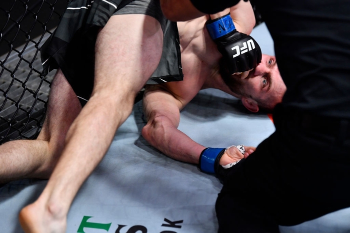 Võ sĩ gặp chấn thương tay kinh hoàng trong trận ra mắt UFC - Ảnh 2.