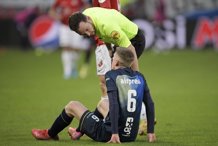 Cầu thủ ở giải VĐQG Hà Lan phải rời sân vì vô tình bị... trọng tài đánh vào mặt - Ảnh 2.