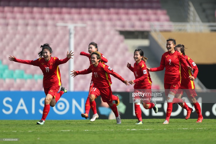 Những cảm xúc vỡ oà của đội tuyển nữ Việt Nam khi giành vé tham dự World Cup - Ảnh 1.